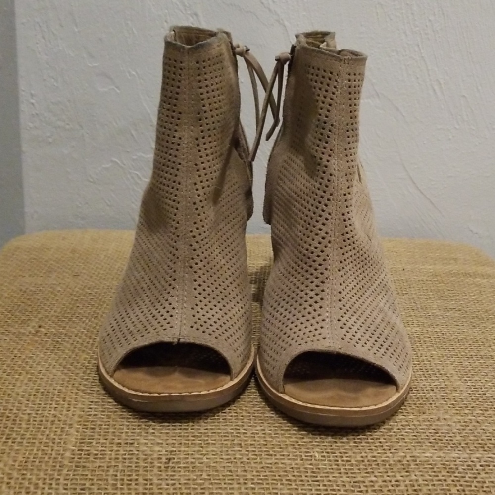 Tom's boots